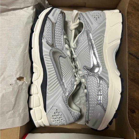 Nike Shoes - Nike metallic Vomeros 8.5 W/ 7M